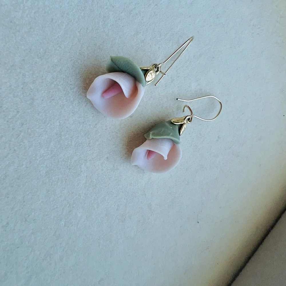 Vintage Porcelain Calla Lily Wire Earrings in Yellow Gold - Picture 6 of 9